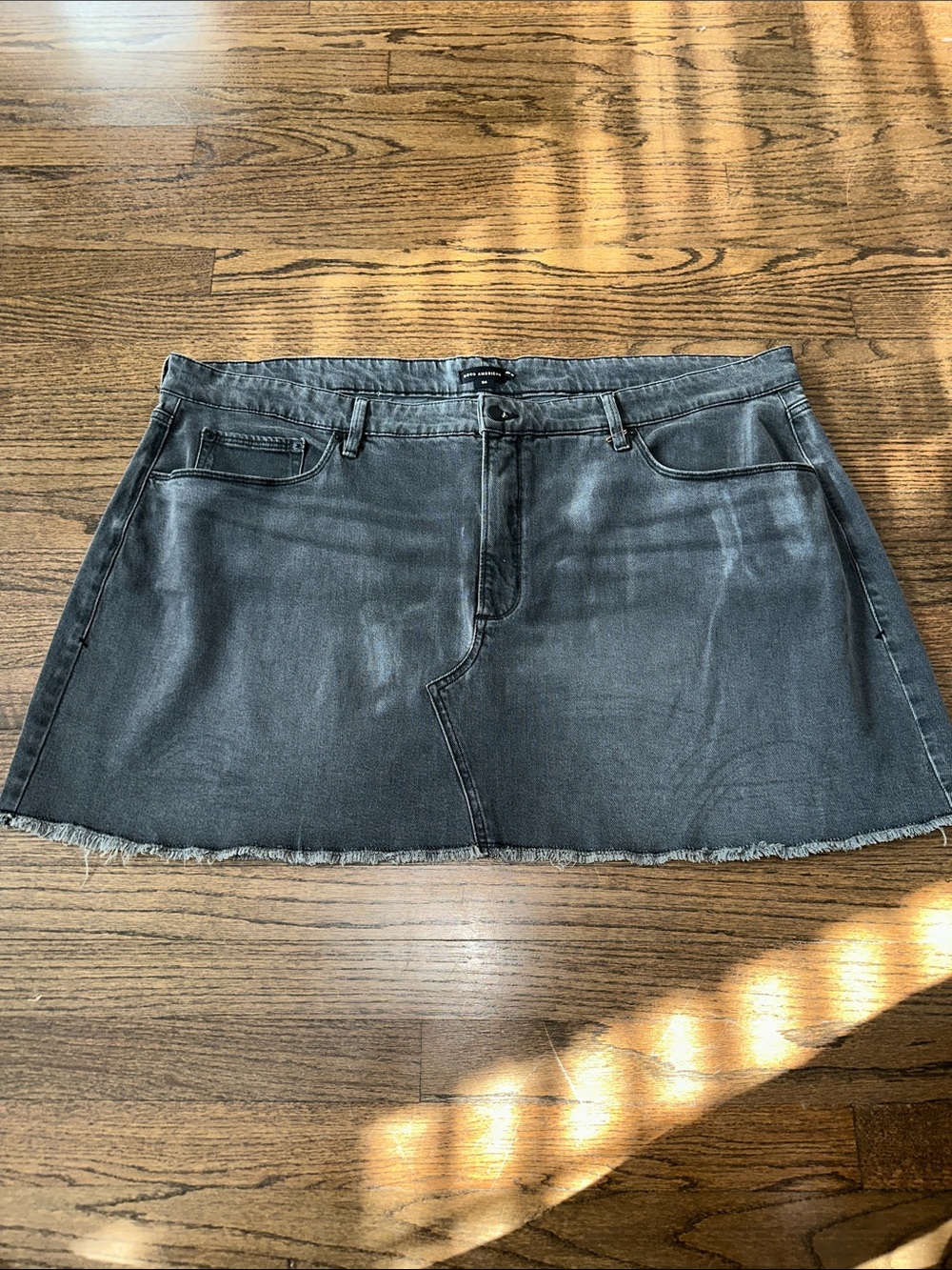 NWOT Good American Washed Black Denim Mini Skirt with Frayed Hem